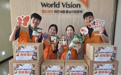 [메인 이미지] 월드비전 대전세종충남사업본부 직원들이 지난 21일 ‘추석명절 특식’을 전달에 앞서 기념사진을 촬영하고 있다..jpg